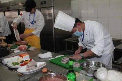 包头服务管理职业学校在内蒙古自治区餐饮业职工职业技能比赛中获两个特金奖